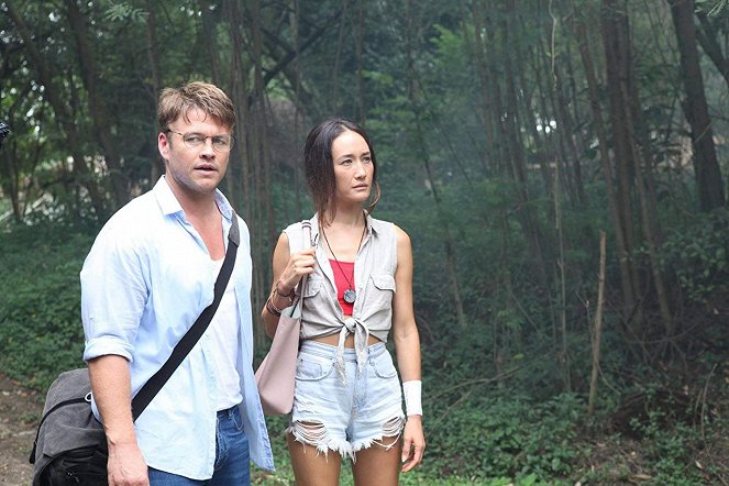 Death of Me - Filmfotos - Luke Hemsworth, Maggie Q