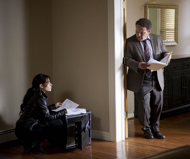 Person of Interest - Season 4 - Point of Origin - Photos - Sarah Shahi, Kevin Chapman