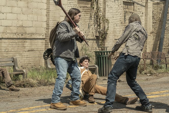 The Walking Dead: Nowy Świat - Trupia Pożoga - Z filmu - Hal Cumpston, Nicolas Cantu