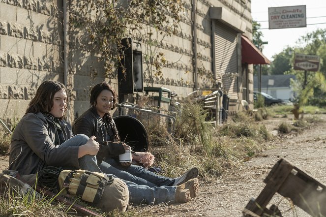 The Walking Dead: Nowy Świat - Season 1 - Trupia Pożoga - Z filmu - Hal Cumpston, Aliyah Royale