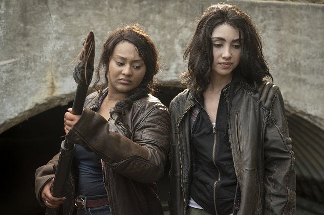 The Walking Dead: Nowy Świat - Trupia Pożoga - Z filmu - Aliyah Royale, Alexa Mansour