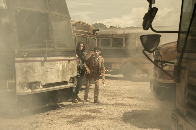 The Walking Dead: World Beyond - Season 1 - Feuer der Ewigkeit - Filmfotos - Hal Cumpston, Nicolas Cantu