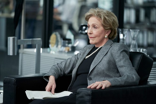 Roadkill - Episode 1 - Van film - Patricia Hodge