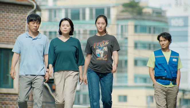 More Than Family - Filmfotók - Duk-moon Choi, Hye-jin Jang, Krystal Jung, Hae-yeong Lee