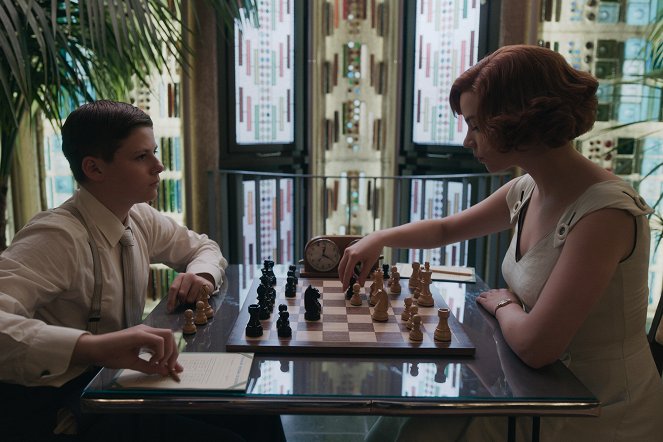 The Queen's Gambit - Middle Game - Photos - Louis Ashbourne Serkis, Anya Taylor-Joy