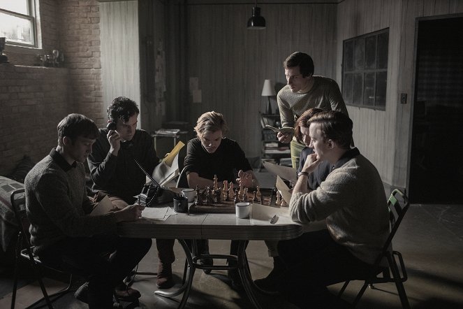 The Queen's Gambit - End Game - Photos - Russell Dennis Lewis, Harry Melling, Thomas Brodie-Sangster, Max Krause, Matthew Dennis Lewis