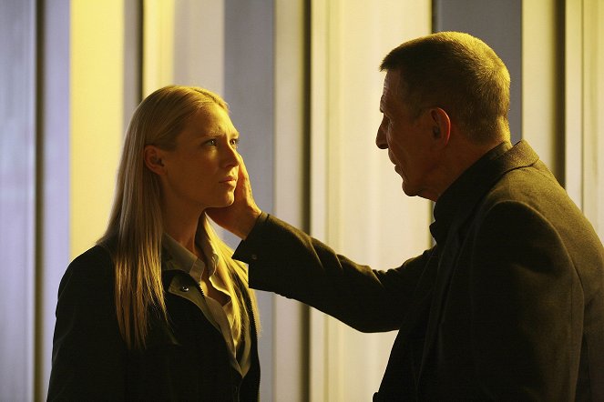 Fringe - Season 2 - Momentum Deferred - Photos - Anna Torv, Leonard Nimoy