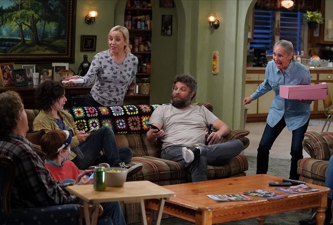 The Conners - Season 3 - Keep on Truckin' Six Feet Apart - Photos - Sara Gilbert, Alicia Goranson, Jay R. Ferguson, Laurie Metcalf