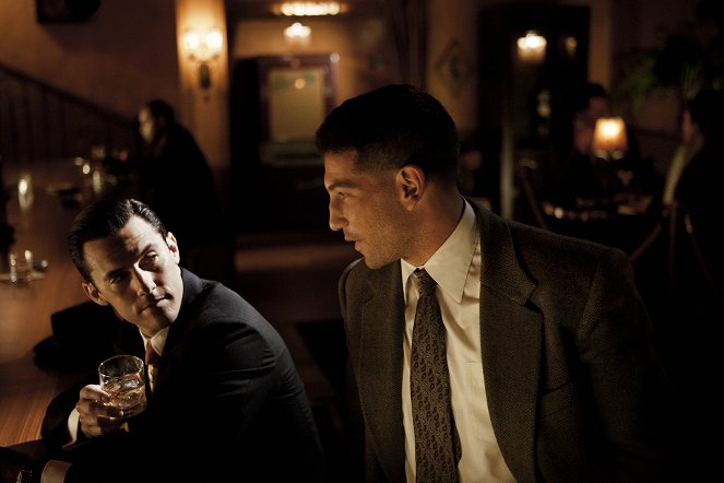 Mob City - A Guy Walks Into a Bar - Do filme - Milo Ventimiglia, Jon Bernthal