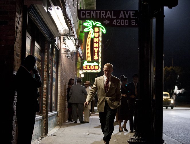 Mob City - A Guy Walks Into a Bar - De la película - Simon Pegg