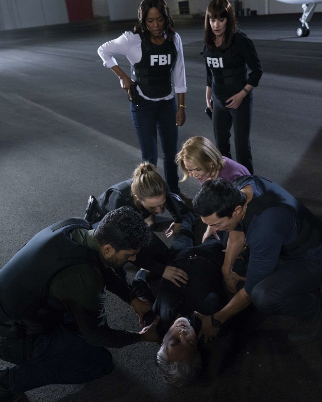 Criminal Minds - Season 15 - And in the End - Photos - Adam Rodriguez, A.J. Cook, Aisha Tyler, Joe Mantegna, Gail O'Grady, Daniel Henney, Paget Brewster