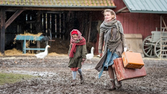 Altes Land - Kuvat elokuvasta - Emilia Kowalski, Birte Schnoeink