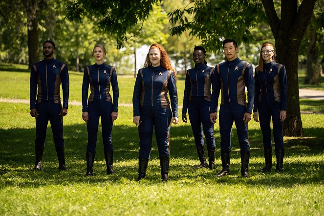 Star Trek: Discovery - People of Earth - Photos - Ronnie Rowe, Sara Mitich, Mary Wiseman, Oyin Oladejo, Patrick Kwok-Choon, Emily Coutts
