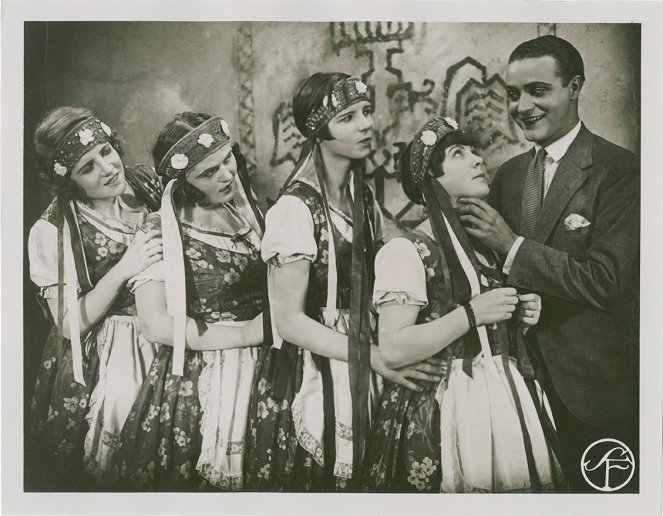 Die sieben Töchter der Frau Gyurkovics - De la película - Betty Balfour, Willy Fritsch