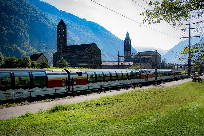 Im Gotthard Panorama Express vom Vierwaldstättersee ins Tessin - 
