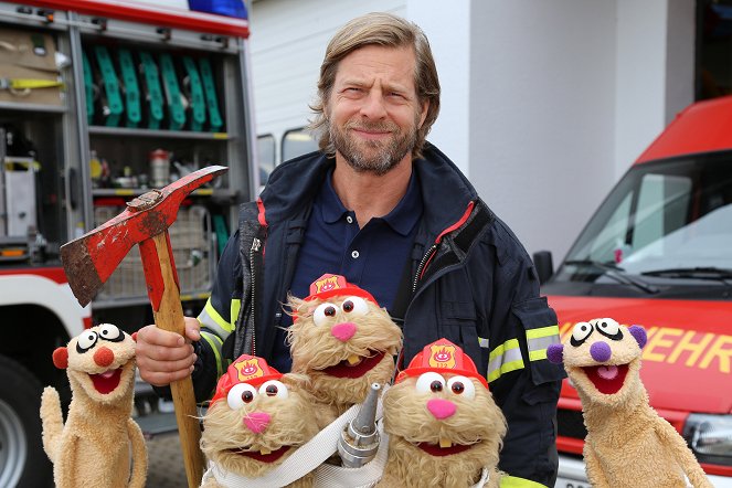Ein Fall für die Erdmännchen - Season 4 - Chaos bei der Feuerwehr - Photos - Henning Baum