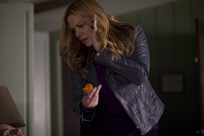 In Plain Sight - Season 5 - All's Well That Ends - Van film - Mary McCormack