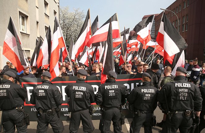 Extremismus in Deutschland - Gefahr von links und rechts - Photos