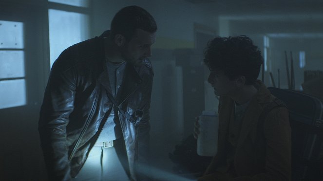 The Walking Dead: World Beyond - The Wrong End of a Telescope - Van film - Nico Tortorella, Nicolas Cantu