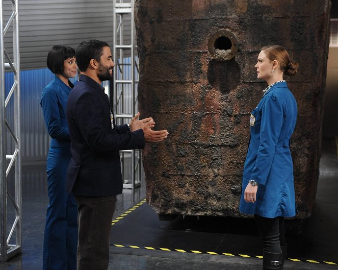 Bones - The Repo Man in the Septic Tank - Van film - Tamara Taylor, Ignacio Serricchio, Emily Deschanel