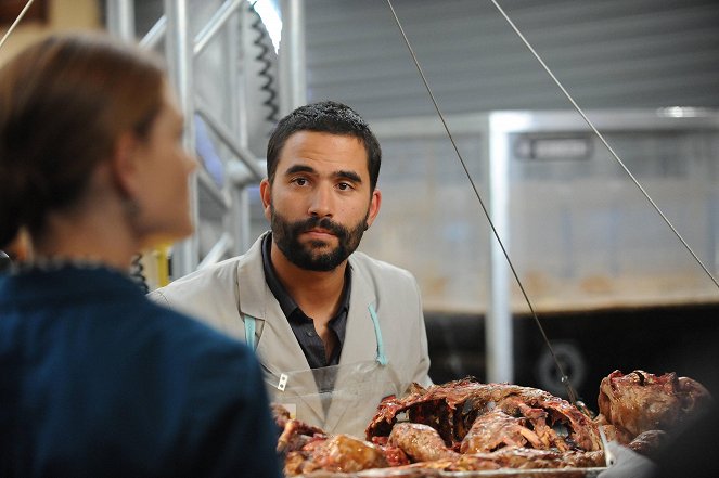 Bones - El cobrador en la fosa séptica - De la película - Ignacio Serricchio