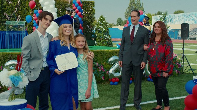 Americká manželka - Série 5 - Graduation - Z filmu - Daniel DiMaggio, Meg Donnelly, Giselle Eisenberg, Diedrich Bader, Katy Mixon