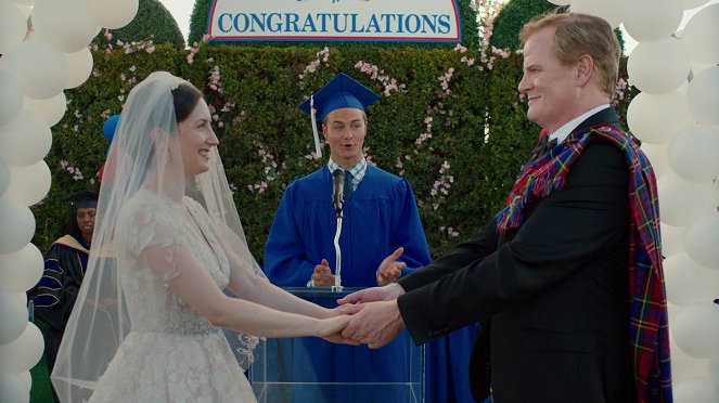 Americká manželka - Série 5 - Graduation - Z filmu - Julie Meyer, Peyton Meyer, Jerry Lambert
