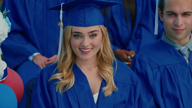 Americká manželka - Série 5 - Graduation - Z filmu - Meg Donnelly