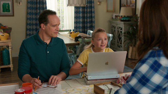 American Housewife - Graduation - Kuvat elokuvasta - Diedrich Bader, Giselle Eisenberg