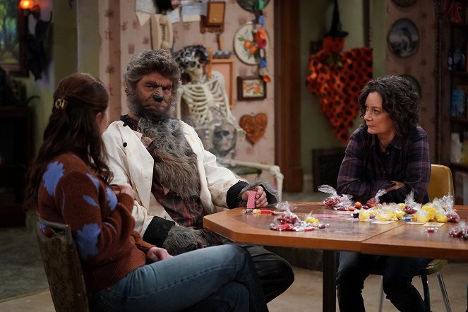 The Conners - Halloween and the Election vs. the Pandemic - Photos - Sara Gilbert