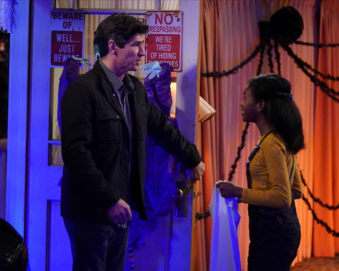 The Conners - Halloween and the Election vs. the Pandemic - Film - Michael Fishman, Jayden Rey