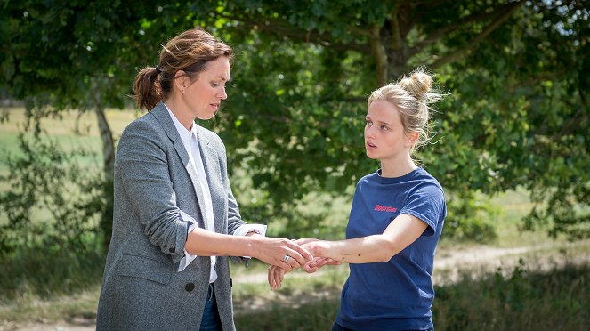 SOKO Wismar - Zucht und Ordnung - Van film - Nike Fuhrmann, Liselotte Voß