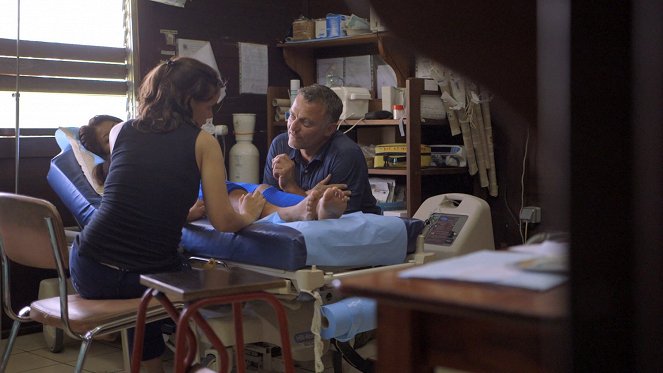 Médecines d'ailleurs - Season 3 - Guyane – Médecine tropicale sur le Maroni - Z filmu