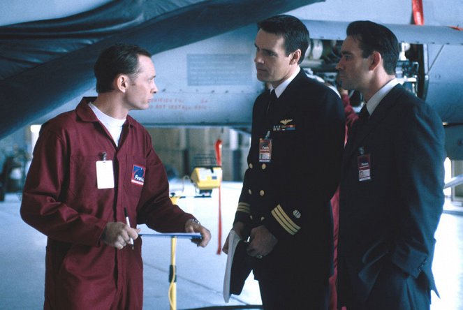 JAG: Alerta roja - Season 6 - Flight Risk - De la película - David James Elliott, Trevor Goddard