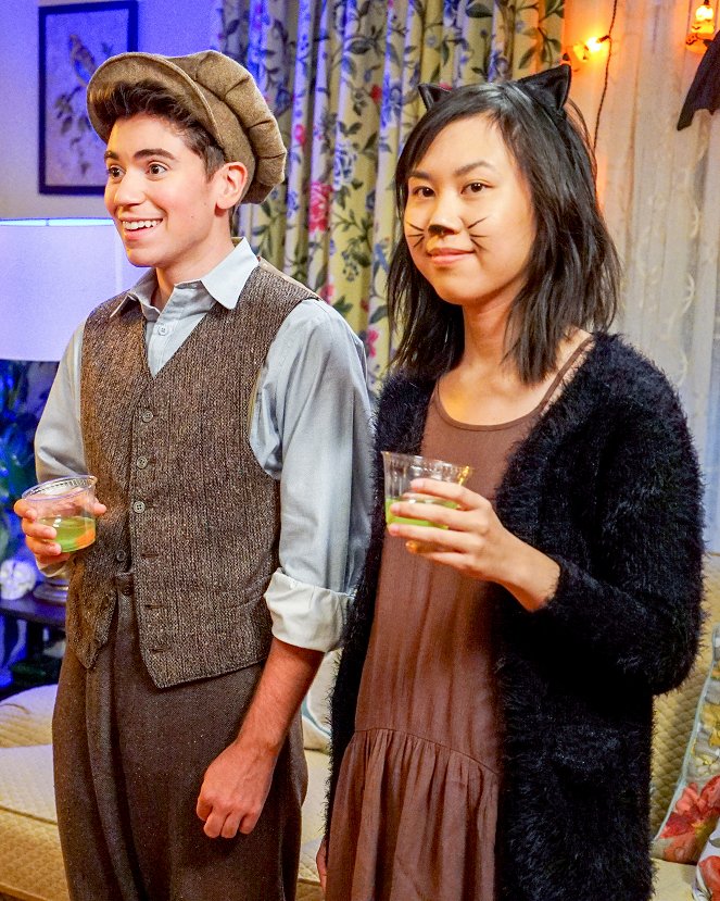 The Real O'Neals - The Real Halloween - Filmfotók - Noah Galvin, Ramona Young