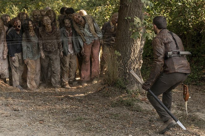 The Walking Dead: World Beyond - Madman Across the Water - Photos