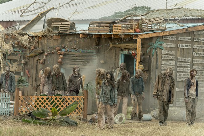 The Walking Dead: World Beyond - Madman Across the Water - Van film