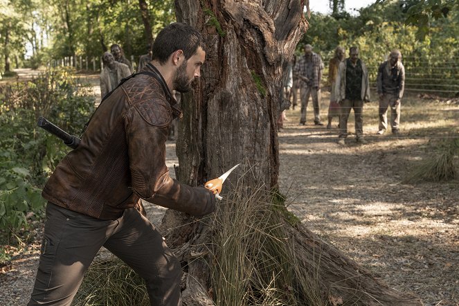 The Walking Dead: Mi vagyunk a világvége - Season 1 - Őrült a vízen túl - Filmfotók - Nico Tortorella