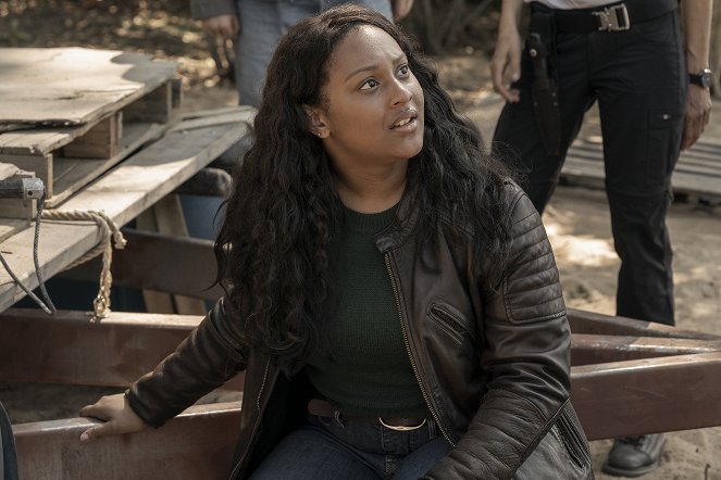 The Walking Dead: World Beyond - Madman Across the Water - Photos - Aliyah Royale