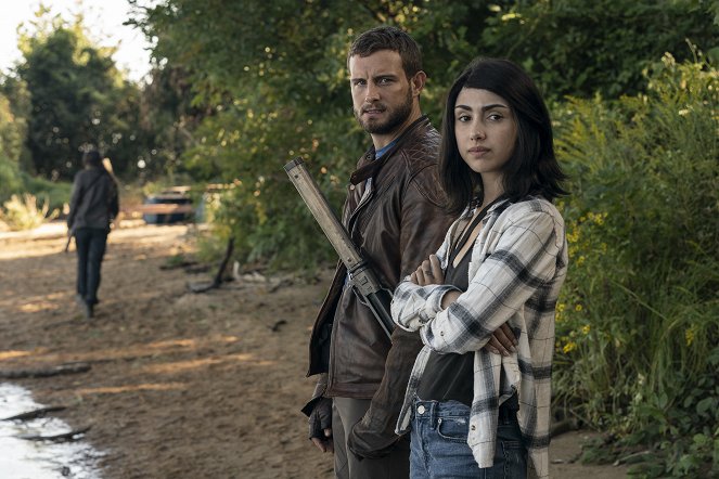 The Walking Dead: Nowy Świat - Szaleniec za rzeką - Z filmu - Nico Tortorella, Alexa Mansour