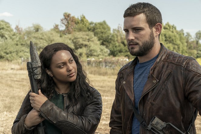 The Walking Dead: World Beyond - Madman Across the Water - Photos - Aliyah Royale, Nico Tortorella