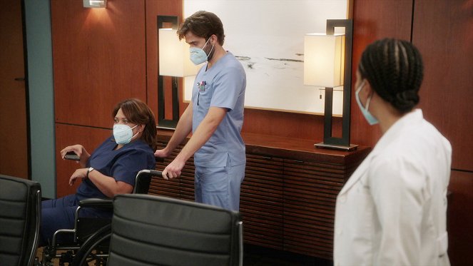 Grey's Anatomy - Season 17 - The Center Won't Hold - Van film - Chandra Wilson, Jake Borelli
