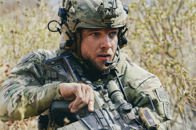 SEAL Team - Season 4 - Auf sich allein gestellt - Filmfotos - Max Thieriot