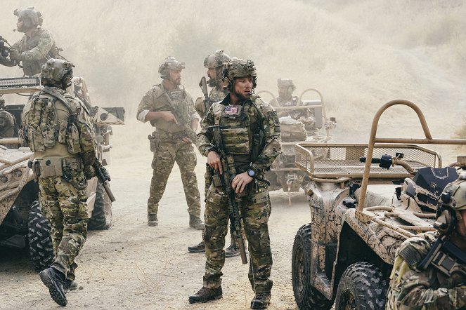 SEAL Team - Auf sich allein gestellt - Filmfotos - Max Thieriot