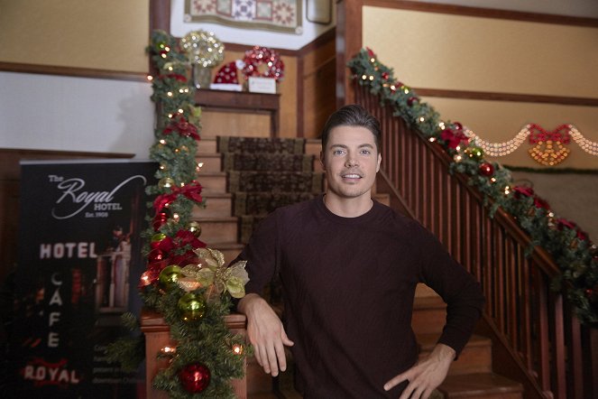 Time for Me to Come Home for Christmas - Promo - Josh Henderson