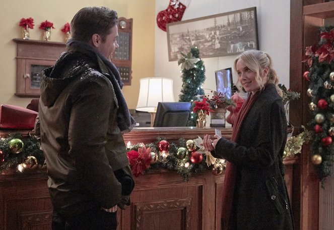 Time for Me to Come Home for Christmas - Filmfotos - Josh Henderson, Megan Park