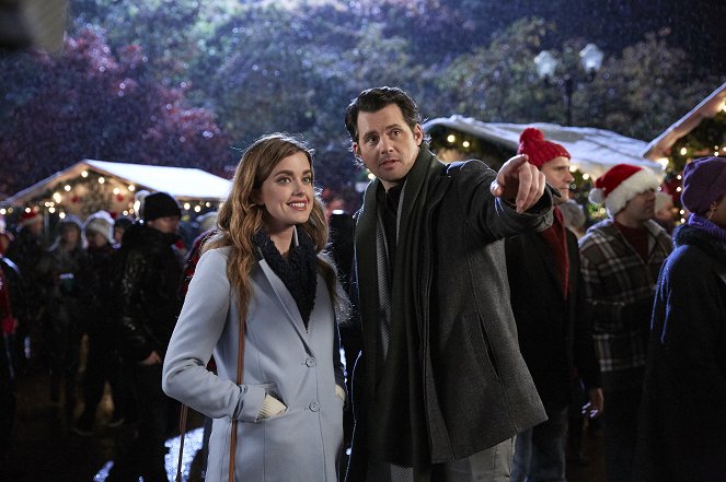 Small Town Christmas - Z filmu - Kristoffer Polaha, Ashley Newbrough