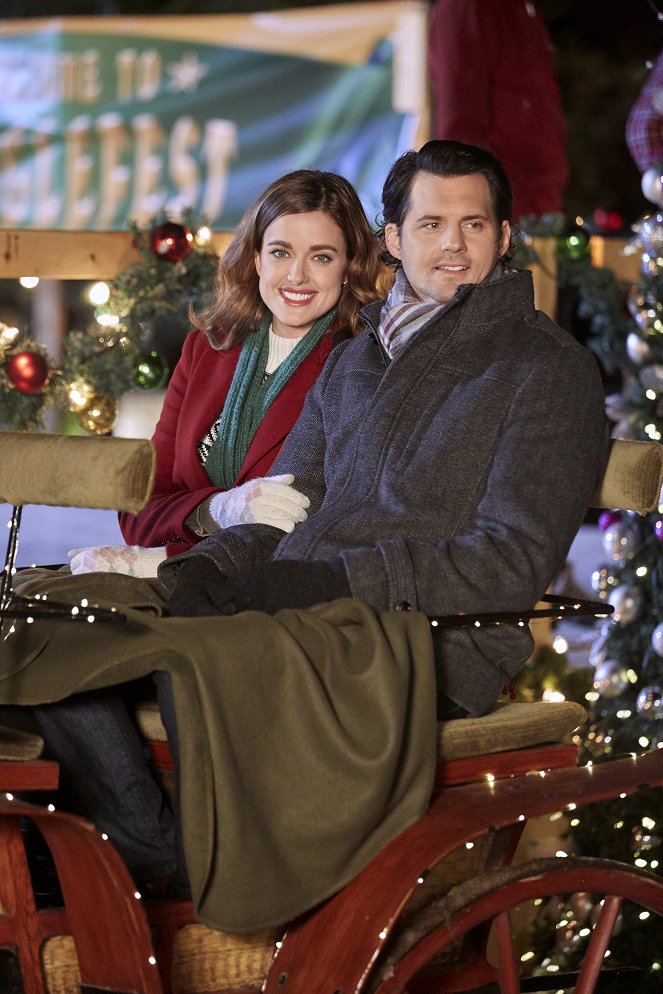 Small Town Christmas - Kuvat elokuvasta - Ashley Newbrough, Kristoffer Polaha