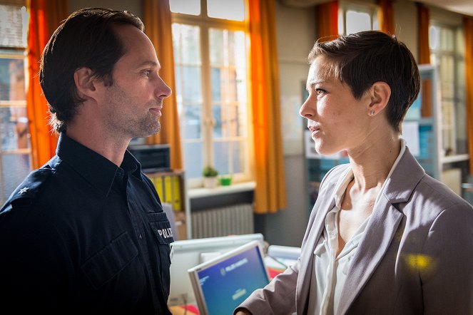 Notruf Hafenkante - Season 10 - Mattes unter Verdacht - Z filmu