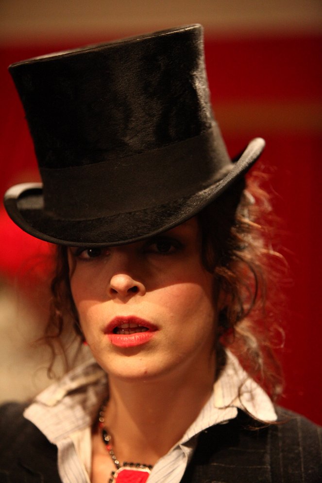 Odvrácená tvář Paříže: Záhada v Moulin Rouge - Z filmu